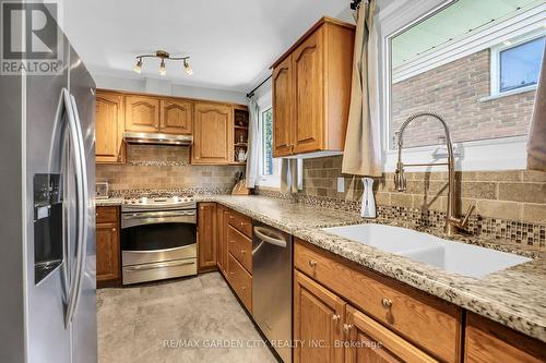 4181 Highland Park Drive, Lincoln, ON - Indoor Photo Showing Kitchen With Double Sink