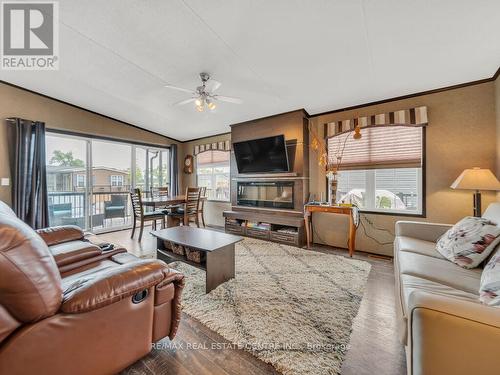 319 - 1501 Line 8 Road, Niagara-On-The-Lake, ON - Indoor Photo Showing Living Room