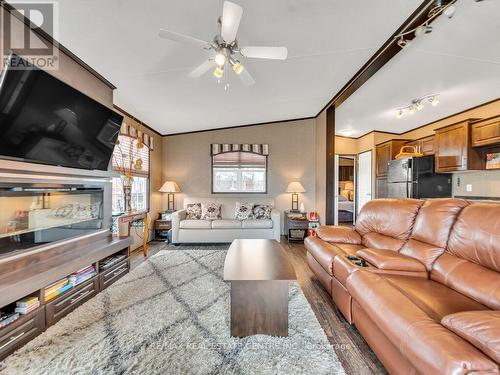 319 - 1501 Line 8 Road, Niagara-On-The-Lake, ON - Indoor Photo Showing Living Room