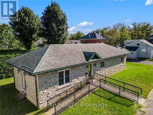 30 Halton Street, Perth, ON - Outdoor