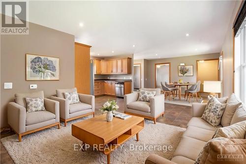 30 Halton Street, Perth, ON - Indoor Photo Showing Living Room