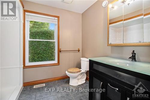 30 Halton Street, Perth, ON - Indoor Photo Showing Bathroom