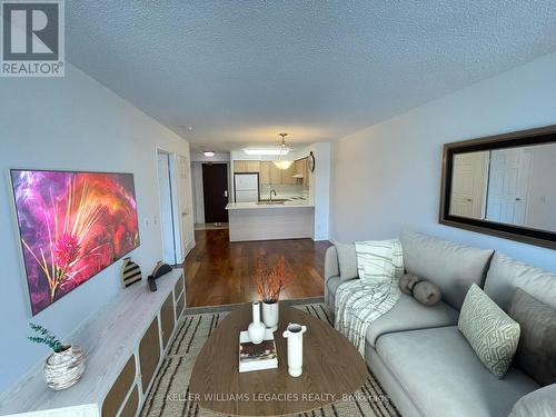 702 - 18 Parkview Avenue, Toronto (Willowdale East), ON - Indoor Photo Showing Living Room