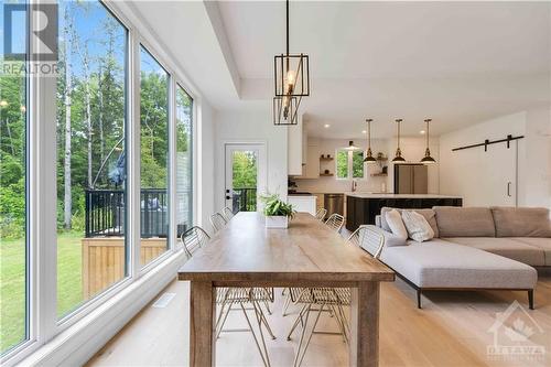 436 Cinnamon Crescent, Ottawa, ON - Indoor Photo Showing Living Room