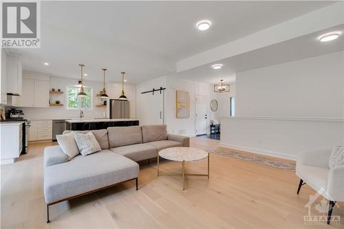 436 Cinnamon Crescent, Ottawa, ON - Indoor Photo Showing Living Room