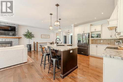 26 Wendat Trail, Springwater (Midhurst), ON - Indoor Photo Showing Kitchen With Upgraded Kitchen