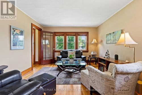 24 Forest Avenue, Port Colborne (Sugarloaf), ON - Indoor Photo Showing Living Room