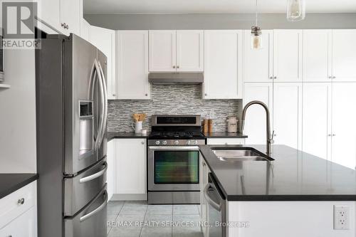 38 Fallview Circle, Caledon, ON - Indoor Photo Showing Kitchen With Double Sink With Upgraded Kitchen