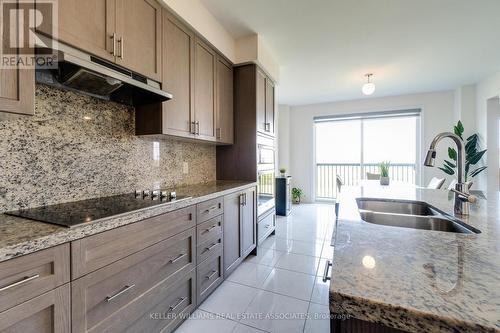 43 Rainbrook Close, Brampton (Sandringham-Wellington), ON - Indoor Photo Showing Kitchen With Double Sink With Upgraded Kitchen