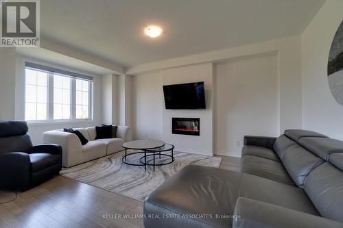 43 Rainbrook Close, Brampton, ON - Indoor Photo Showing Living Room