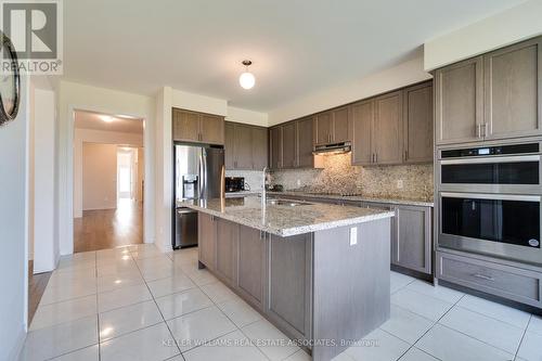 43 Rainbrook Close, Brampton, ON - Indoor Photo Showing Kitchen With Upgraded Kitchen