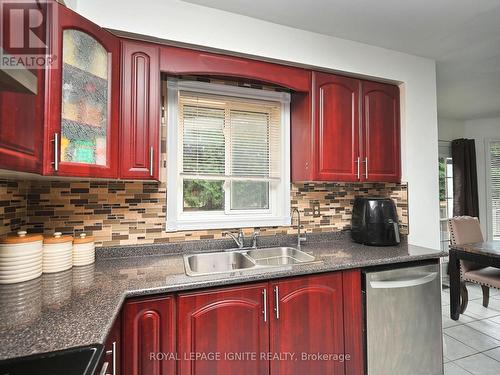 1466 Emerson Lane, Mississauga, ON - Indoor Photo Showing Kitchen With Double Sink