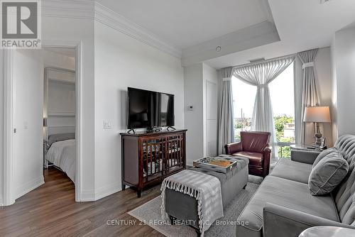 514 - 4800 Highway 7, Vaughan, ON - Indoor Photo Showing Living Room