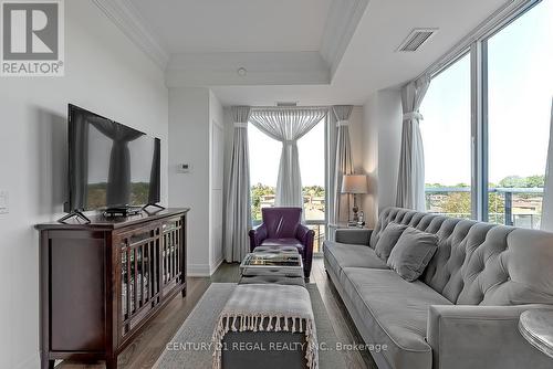 514 - 4800 Highway 7, Vaughan, ON - Indoor Photo Showing Living Room