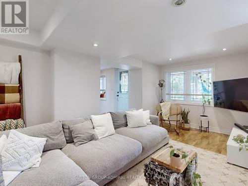 25 Heather Drive, Richmond Hill (Oak Ridges), ON - Indoor Photo Showing Living Room