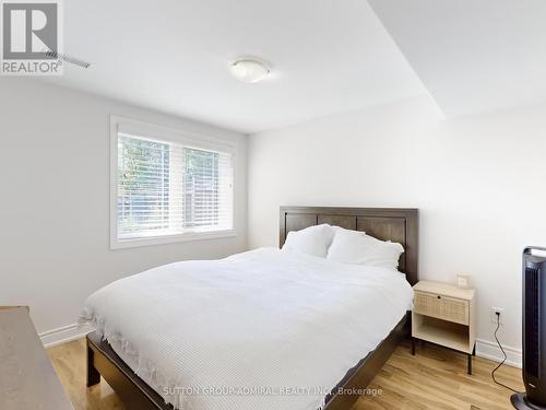 25 Heather Drive, Richmond Hill, ON - Indoor Photo Showing Bedroom