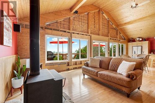 106 Carter Road, North Bruce Peninsula, ON - Indoor Photo Showing Living Room