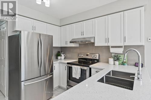 33 Zachary Drive, Brampton (Snelgrove), ON - Indoor Photo Showing Kitchen With Double Sink With Upgraded Kitchen