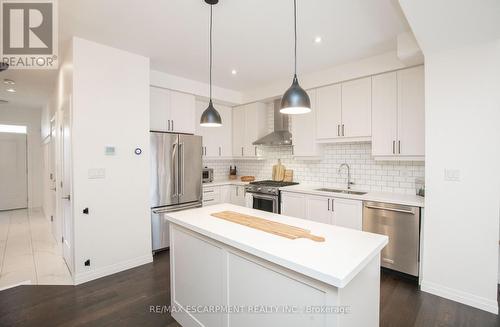 116 Columbus Gate, Hamilton, ON - Indoor Photo Showing Kitchen With Upgraded Kitchen