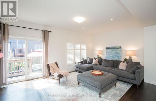 116 Columbus Gate, Hamilton, ON - Indoor Photo Showing Living Room