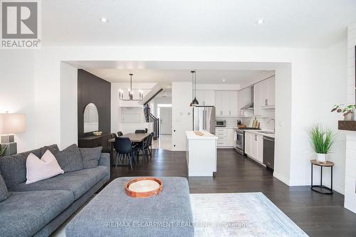 116 Columbus Gate, Hamilton, ON - Indoor Photo Showing Living Room