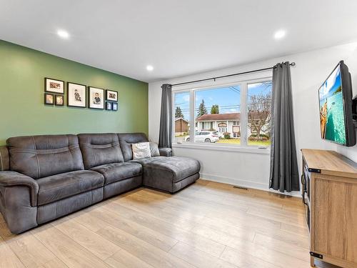 Salon - 863 Rue Du Domaine, Saint-Jean-Sur-Richelieu, QC - Indoor Photo Showing Living Room