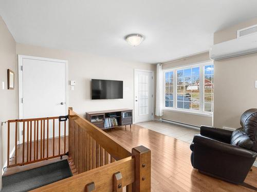 Vue d'ensemble - 372Z  - 374Z Ch. De Gosford, Shannon, QC - Indoor Photo Showing Living Room