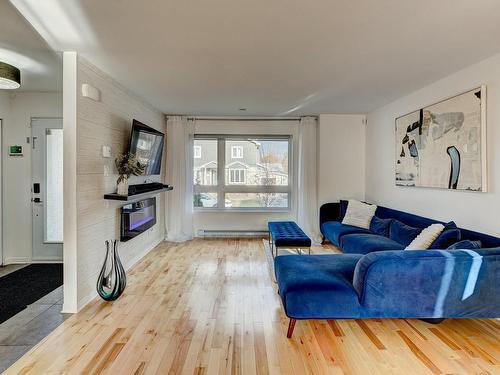 Living room - 4750 55E Avenue, Laval (Laval-Ouest), QC - Indoor Photo Showing Living Room