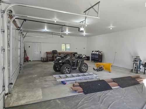 3205 Nelson Drive, Shuniah, ON - Indoor Photo Showing Garage