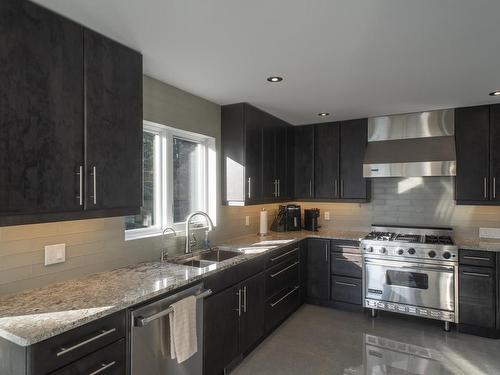 3205 Nelson Drive, Shuniah, ON - Indoor Photo Showing Kitchen With Double Sink With Upgraded Kitchen