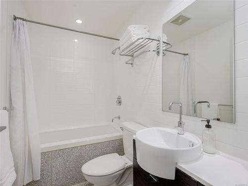 303-770 Fisgard St, Victoria, BC - Indoor Photo Showing Bathroom