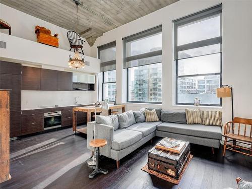 303-770 Fisgard St, Victoria, BC - Indoor Photo Showing Living Room