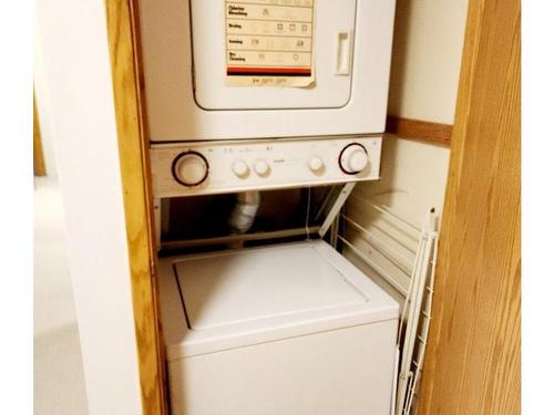 310-1010 Bristol Rd, Saanich, BC - Indoor Photo Showing Laundry Room