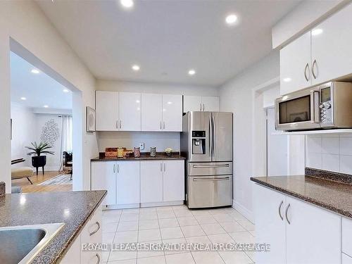 Upper-17 Baroness Cres, Toronto, ON - Indoor Photo Showing Kitchen