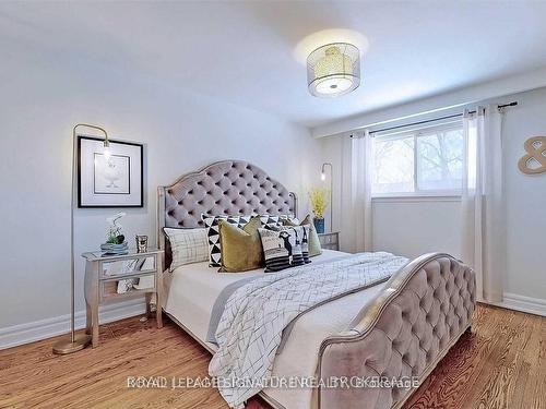 Upper-17 Baroness Cres, Toronto, ON - Indoor Photo Showing Bedroom