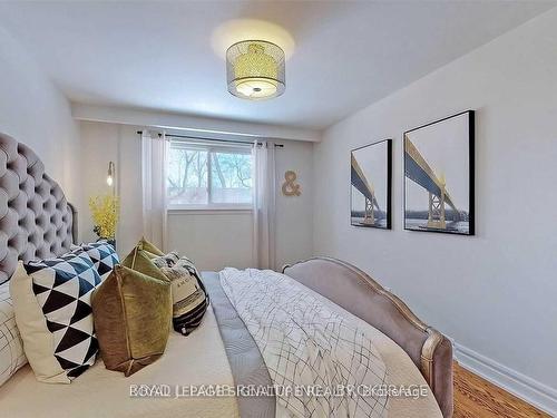 Upper-17 Baroness Cres, Toronto, ON - Indoor Photo Showing Bedroom