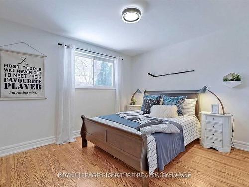 Upper-17 Baroness Cres, Toronto, ON - Indoor Photo Showing Bedroom