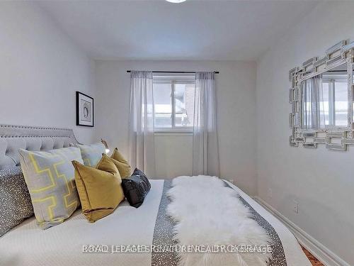 Upper-17 Baroness Cres, Toronto, ON - Indoor Photo Showing Bedroom