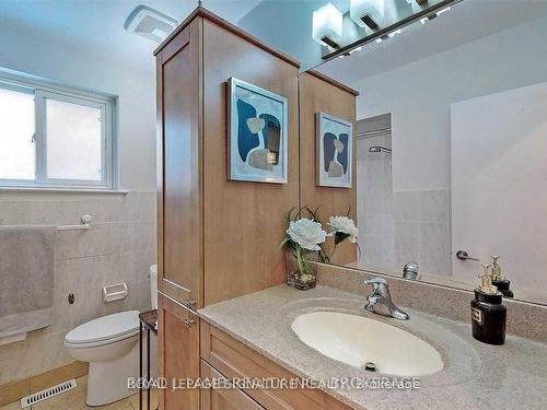 Upper-17 Baroness Cres, Toronto, ON - Indoor Photo Showing Bathroom