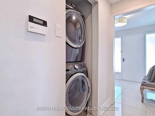 Upper-17 Baroness Cres, Toronto, ON - Indoor Photo Showing Laundry Room