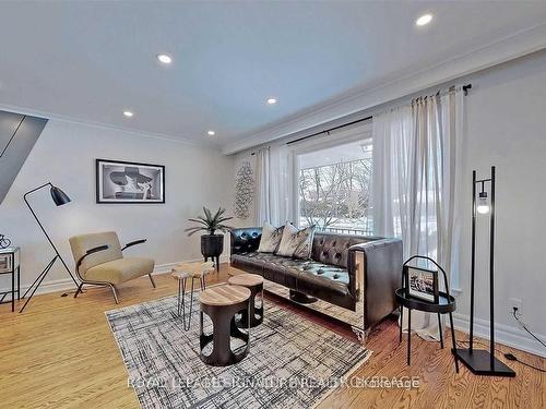 Upper-17 Baroness Cres, Toronto, ON - Indoor Photo Showing Living Room