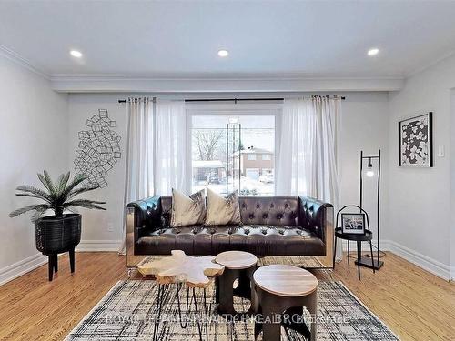 Upper-17 Baroness Cres, Toronto, ON - Indoor Photo Showing Living Room