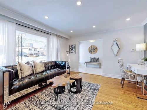 Upper-17 Baroness Cres, Toronto, ON - Indoor Photo Showing Living Room