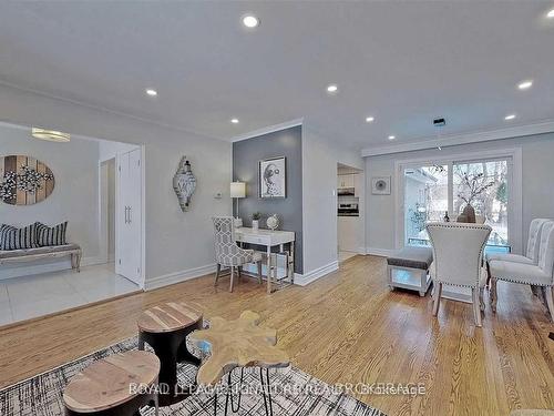 Upper-17 Baroness Cres, Toronto, ON - Indoor Photo Showing Living Room