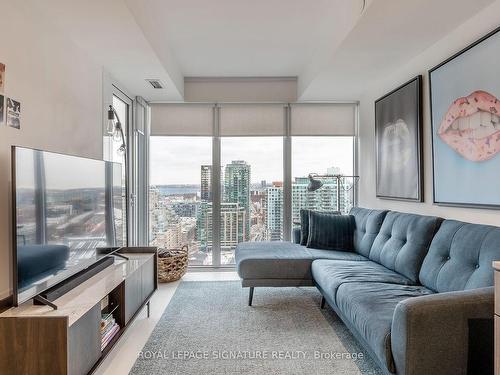 2815-19 Western Battery Rd, Toronto, ON - Indoor Photo Showing Living Room