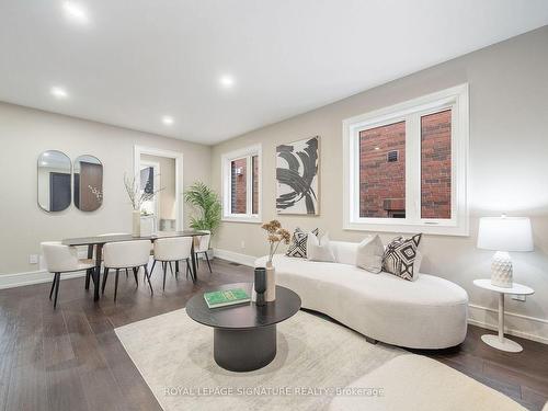 6 Conklin Cres, Aurora, ON - Indoor Photo Showing Living Room