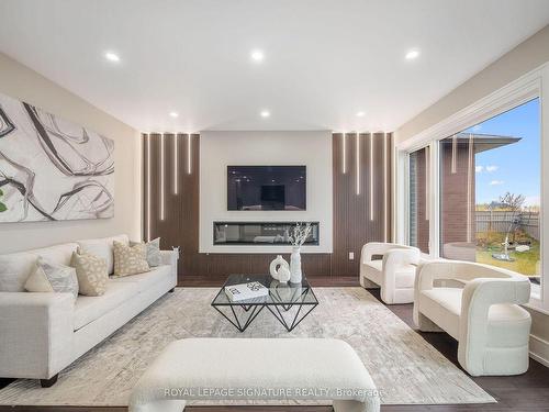 6 Conklin Cres, Aurora, ON - Indoor Photo Showing Living Room