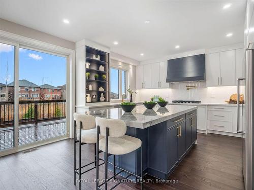 6 Conklin Cres, Aurora, ON - Indoor Photo Showing Kitchen With Upgraded Kitchen