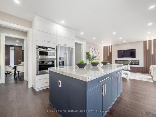 6 Conklin Cres, Aurora, ON - Indoor Photo Showing Kitchen With Upgraded Kitchen