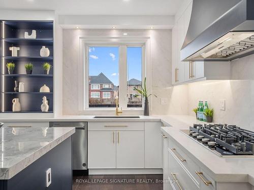 6 Conklin Cres, Aurora, ON - Indoor Photo Showing Kitchen